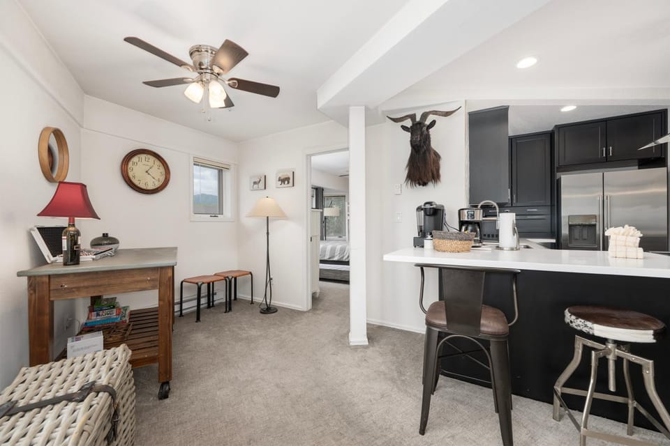 Kitchen or kitchenette, Living room, furniture
