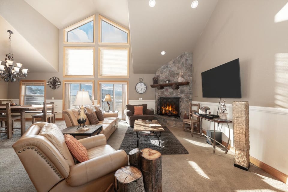TV and multimedia, Living room, Seating area, Area and facilities, fireplace, furniture