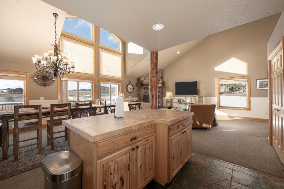 TV and multimedia, Living room, Dining area, fireplace, furniture