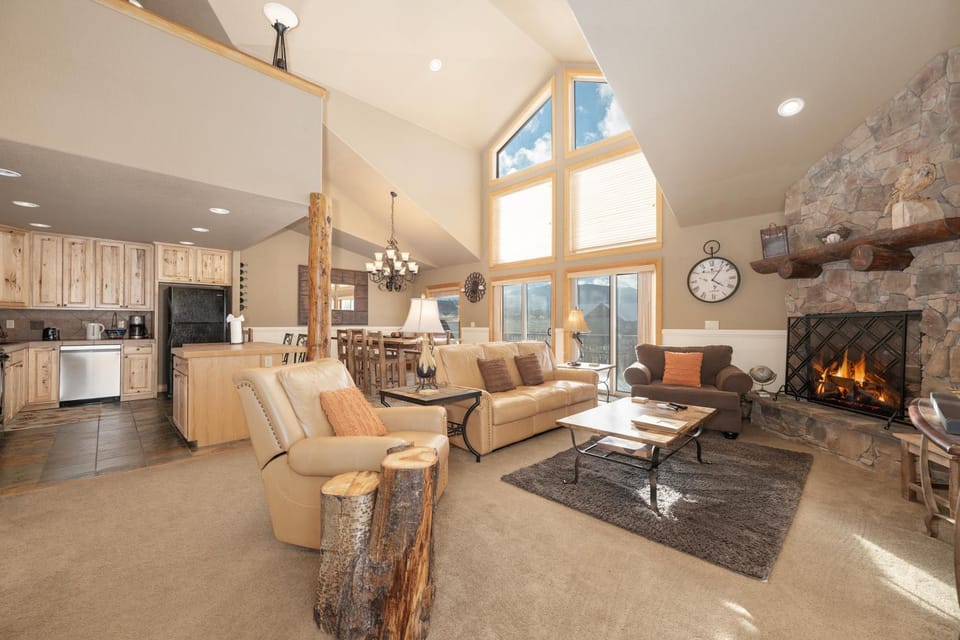 Kitchen or kitchenette, Living room, Seating area, Dining area, fireplace, furniture