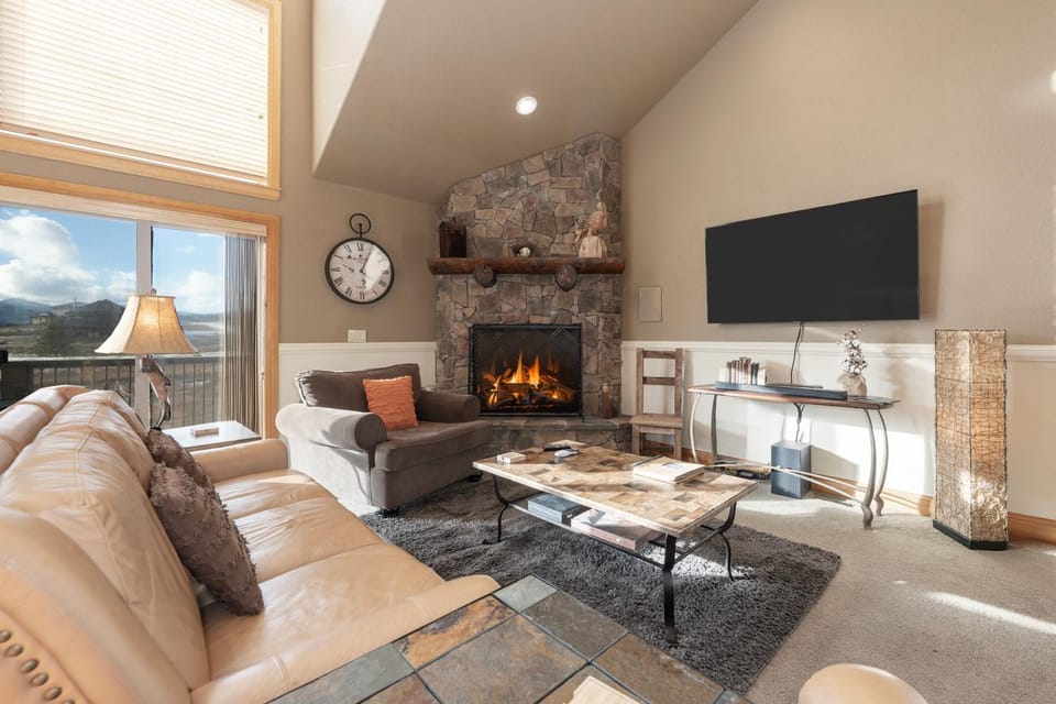 TV and multimedia, View (from property/room), Living room, Seating area, Mountain view, fireplace, furniture