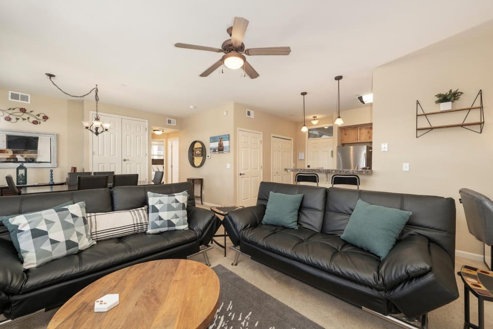 TV and multimedia, Kitchen or kitchenette, Living room, Dining area, furniture