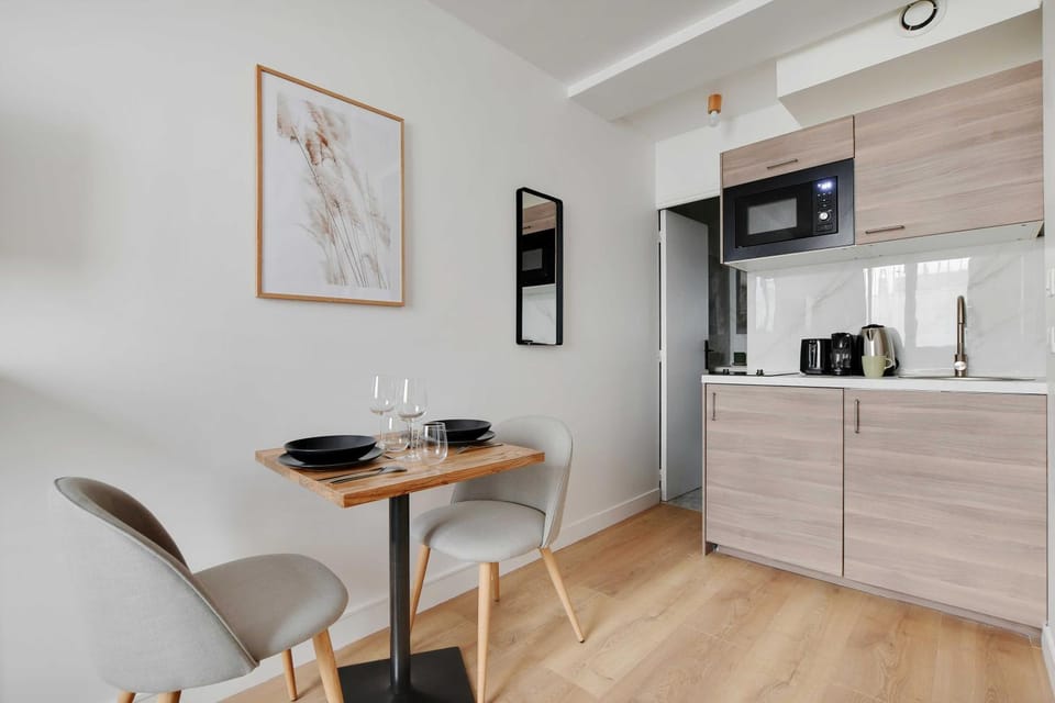 Kitchen or kitchenette, Dining area