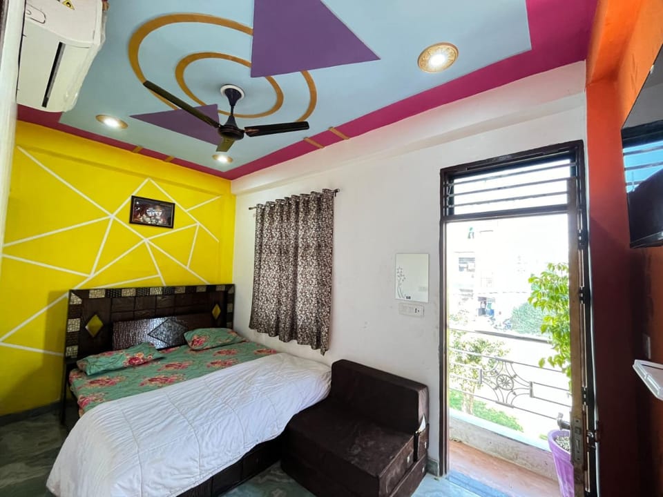 Bed, TV and multimedia, Living room, Seating area, Bedroom
