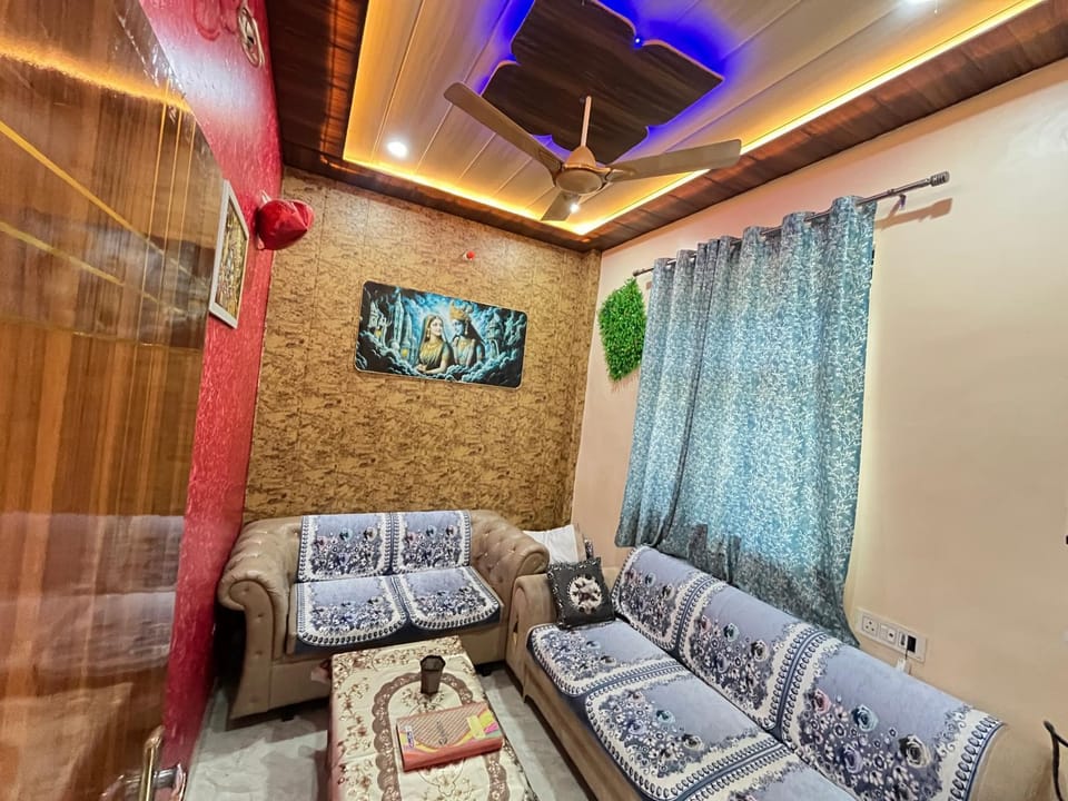 Bed, TV and multimedia, Living room, Seating area