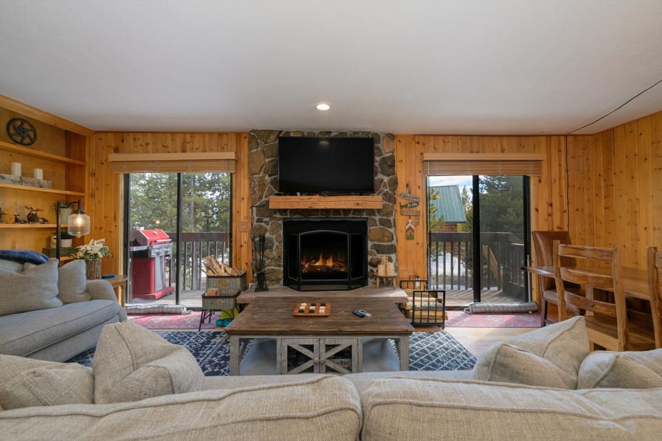Day, TV and multimedia, Living room, fireplace, furniture