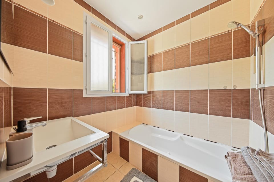 Bathroom, Bath, towels