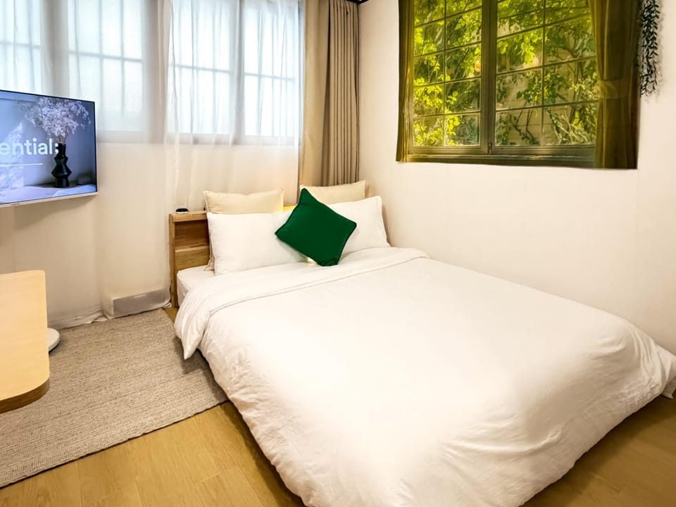 Bed, TV and multimedia, Photo of the whole room, Seating area, Bedroom