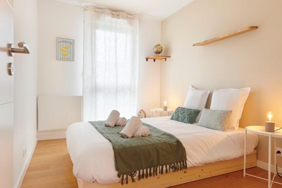 Photo of the whole room, Bedroom