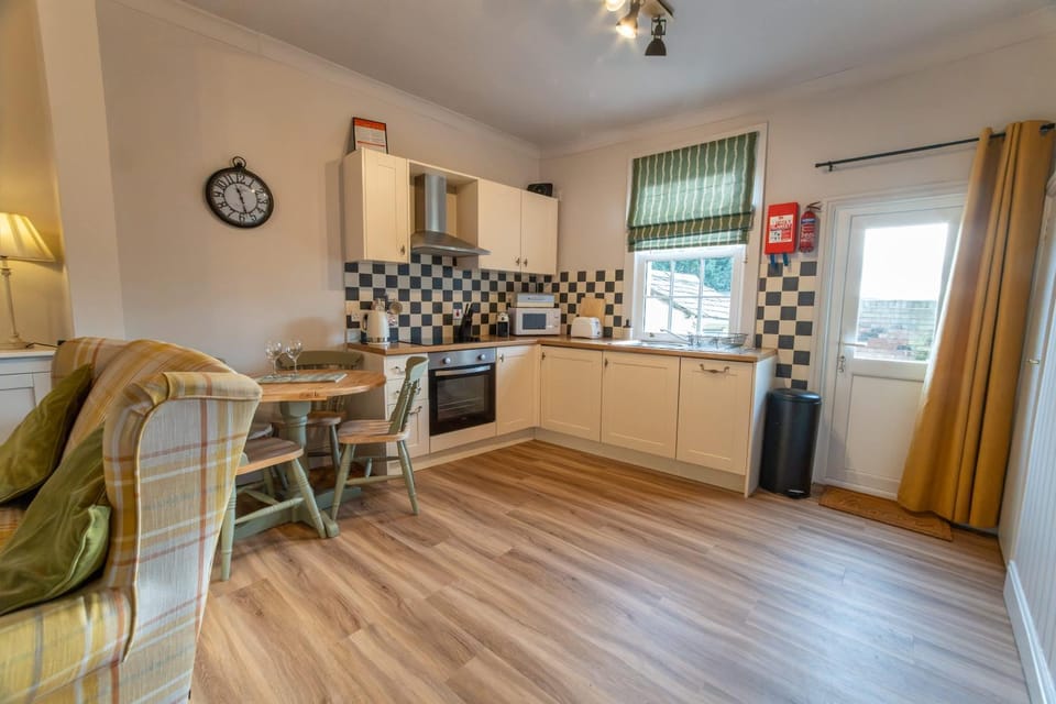 Kitchen or kitchenette, Seating area, Dining area, stove