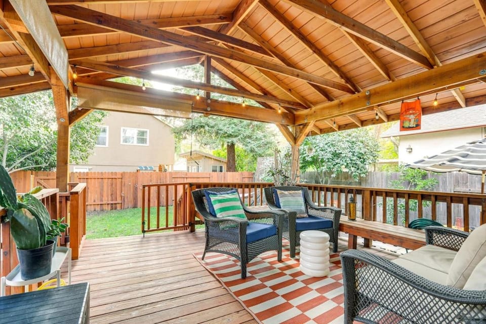 Midtown Oasis - BBQ, Deck, Games & Artistic Vibes House in Sacramento