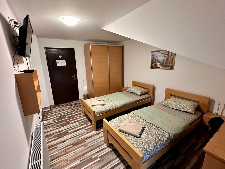 Bed, TV and multimedia, Photo of the whole room, Bedroom
