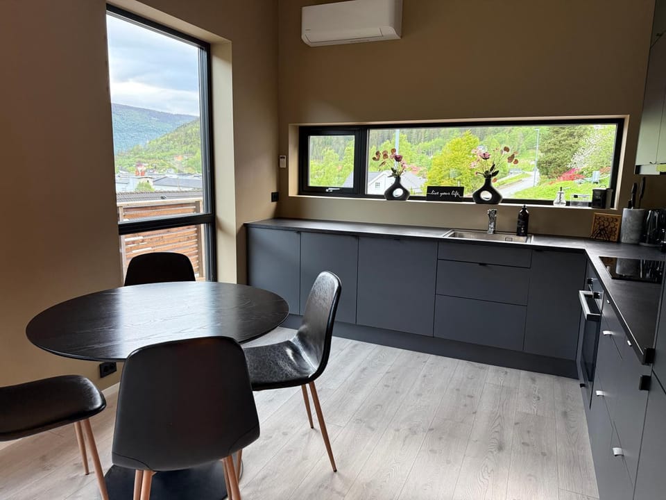 Kitchen or kitchenette, Dining area, Mountain view