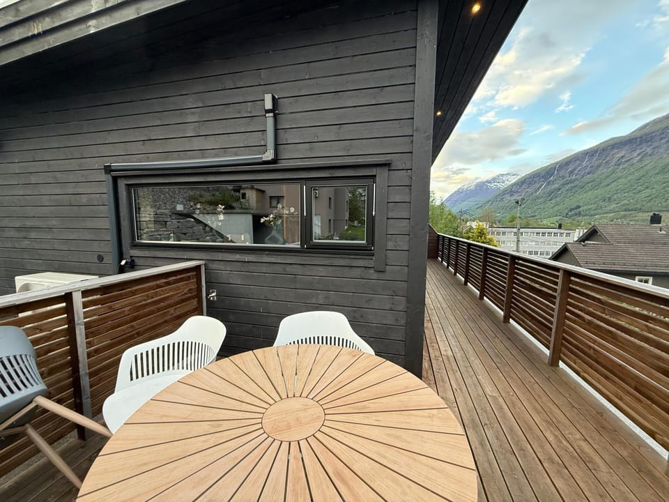 Patio, Day, Balcony/Terrace, Dining area, Mountain view