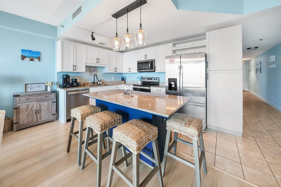 Kitchen or kitchenette, Dining area, dishwasher, minibar, oven, stove