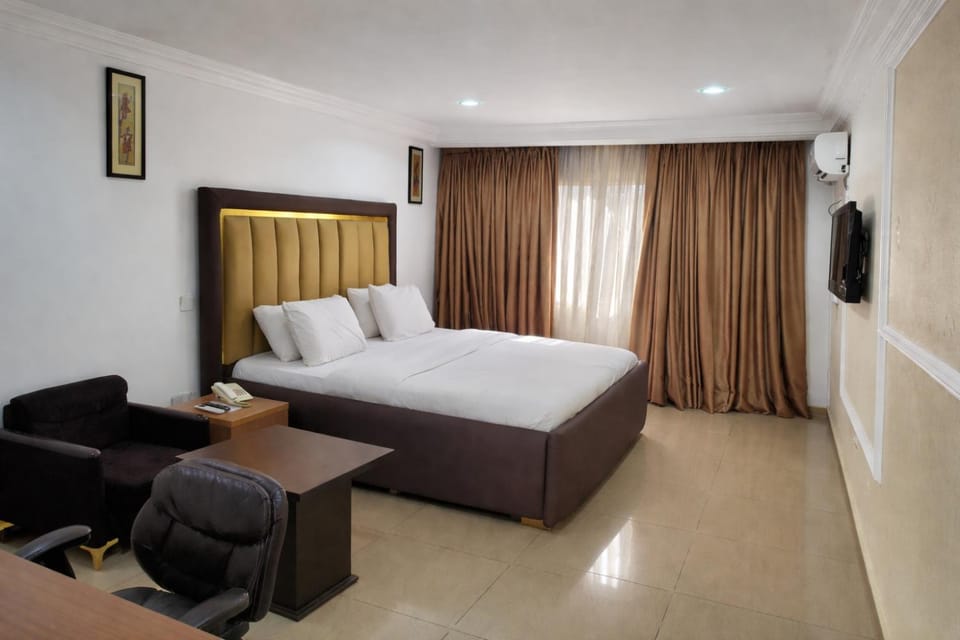 Bed, TV and multimedia, Living room, Photo of the whole room, Seating area, Bedroom, air conditioner