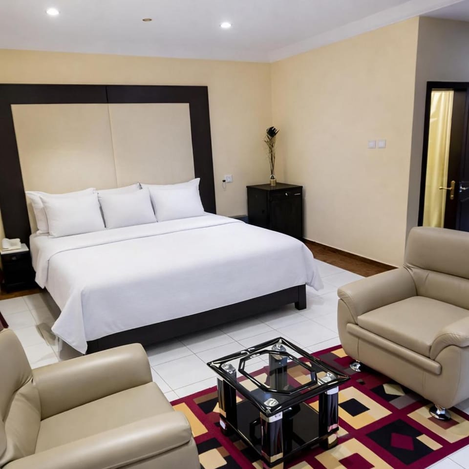 Property building, Bed, Bathroom, TV and multimedia, Living room, Photo of the whole room, Seating area, Bedroom, room service, VIP