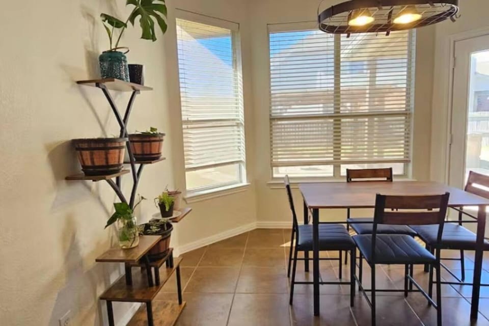 Spacious 4BR Retreat |Pool Table| Firepit & Hottub House in Kyle