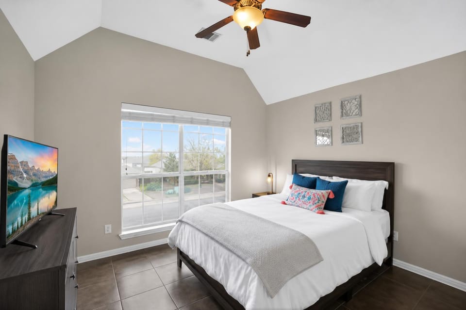 Bed, TV and multimedia, Photo of the whole room, Bedroom