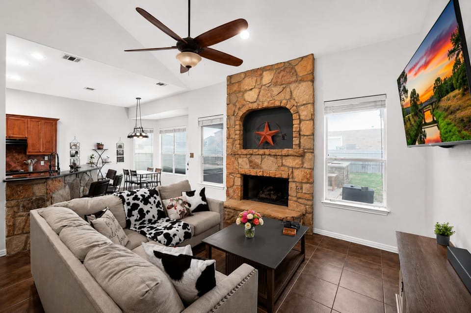 TV and multimedia, Kitchen or kitchenette, Living room, Photo of the whole room, Seating area, Dining area, fireplace