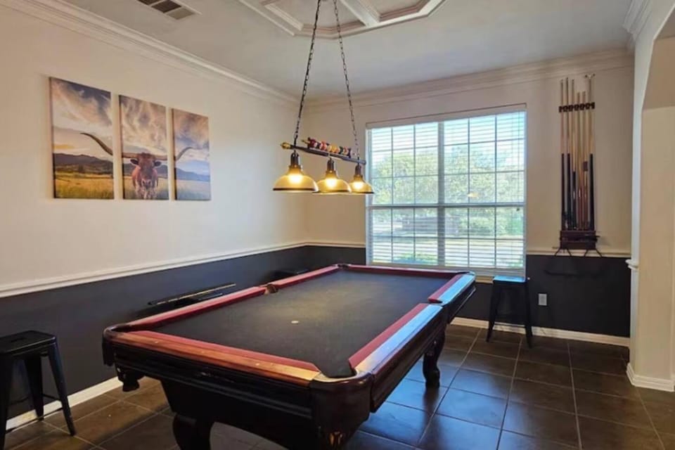 Spacious 4BR Retreat |Pool Table| Firepit & Hottub House in Kyle