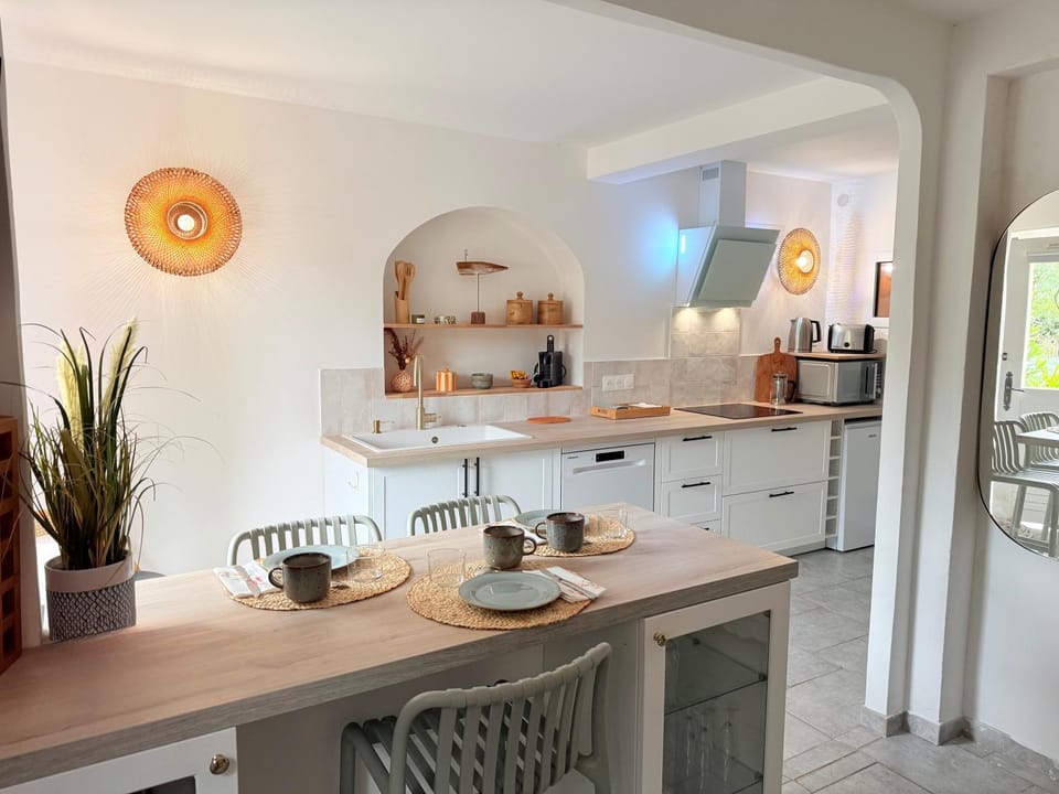 Coffee/tea facilities, Kitchen or kitchenette, Dining area, dishwasher, stove, toaster