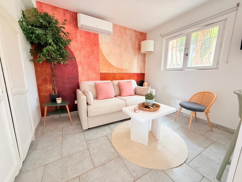 Living room, Seating area, air conditioner
