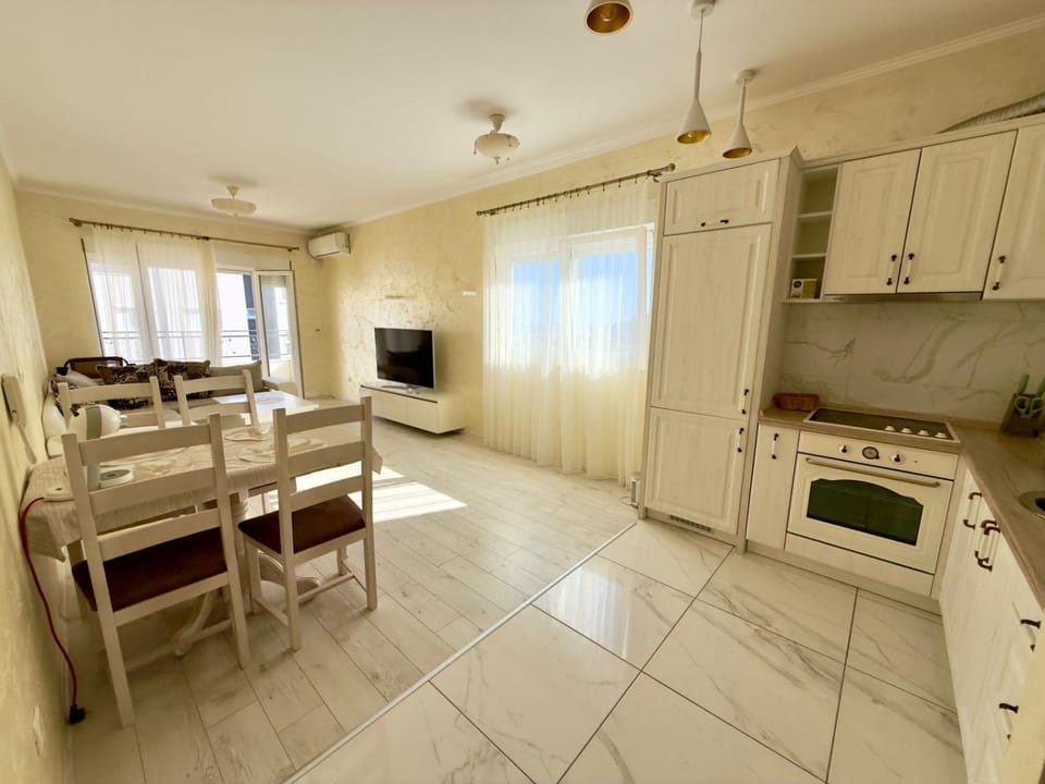 Kitchen or kitchenette, Dining area, oven, pet friendly, stove