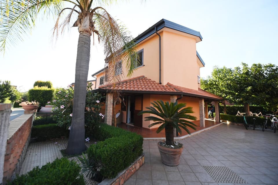 Property building, Day, Garden, Garden view, Parking