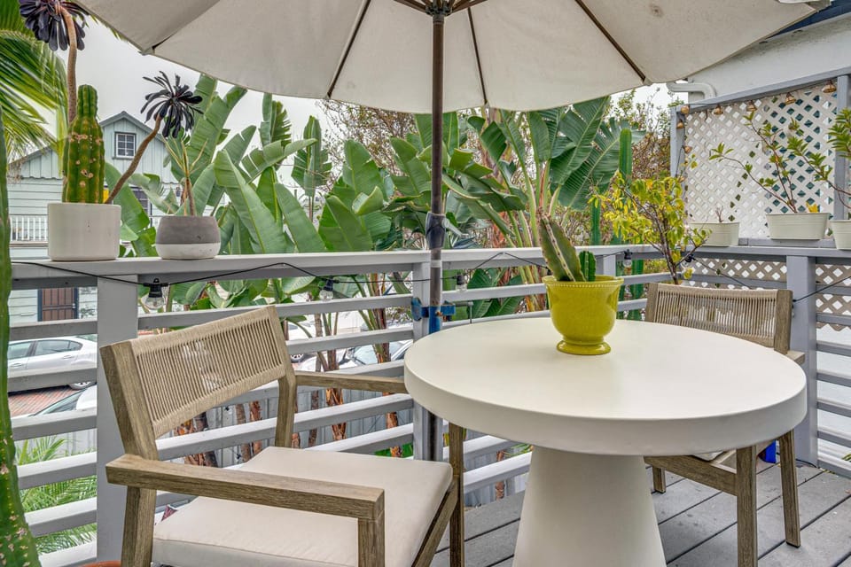 Walk to Venice Beach! Couple's Apt w/ Rooftop Deck Apartment in Venice Beach