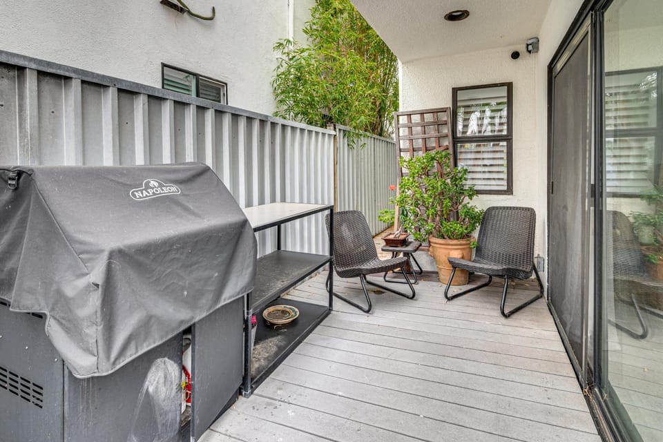 Walk to Venice Beach & More! Serene Apt w/ Patio Apartment in Venice Beach