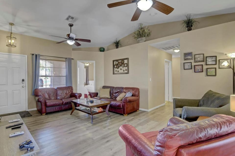 Pet-Friendly 4BR Vegas Vacation Renta Sleeps 8 Families, Groups Welcome! House in Paradise