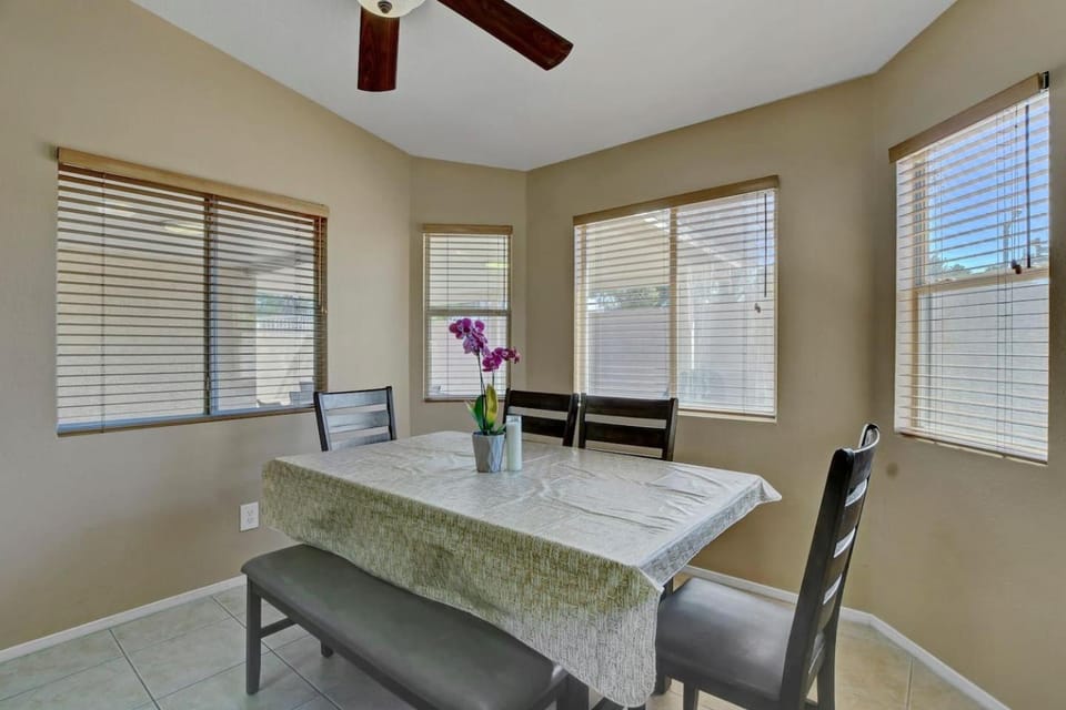 Pet-Friendly 4BR Vegas Vacation Renta Sleeps 8 Families, Groups Welcome! House in Paradise