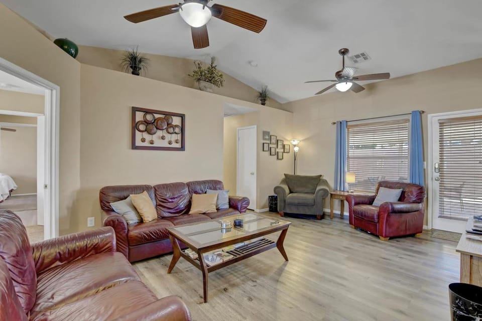 Pet-Friendly 4BR Vegas Vacation Renta Sleeps 8 Families, Groups Welcome! House in Paradise
