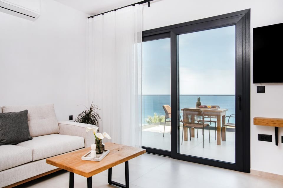 Communal lounge/ TV room, TV and multimedia, View (from property/room), Living room, Seating area, Evening entertainment, Sea view