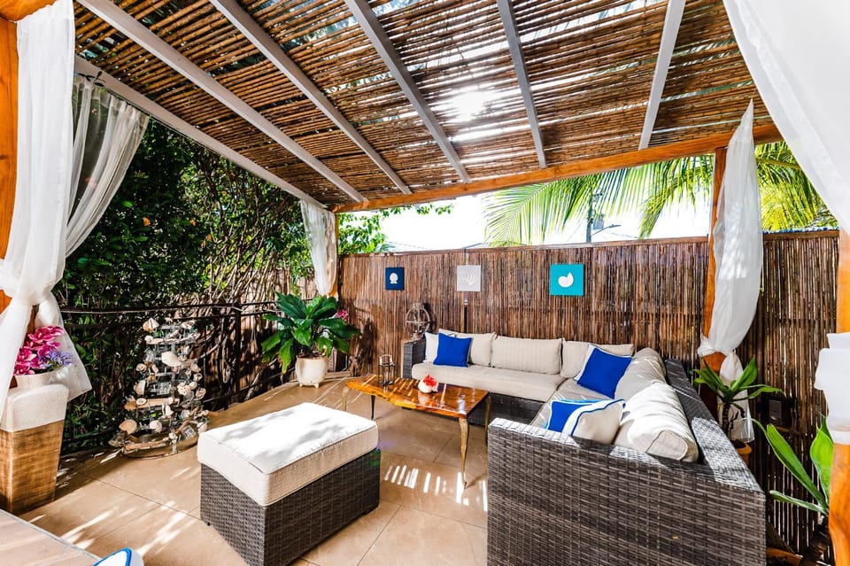 Patio, Garden, Living room, Lounge or bar, Seating area, Garden view, Pool view