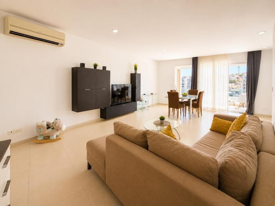TV and multimedia, Living room, Seating area, Evening entertainment, air conditioner