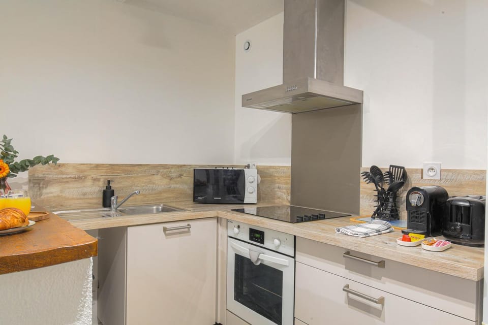 Kitchen or kitchenette, Kitchen or kitchenette, Communal kitchen, microwave, oven, stove, stove, kitchen, kitchen