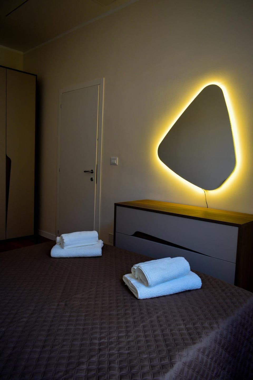 Bedroom, towels