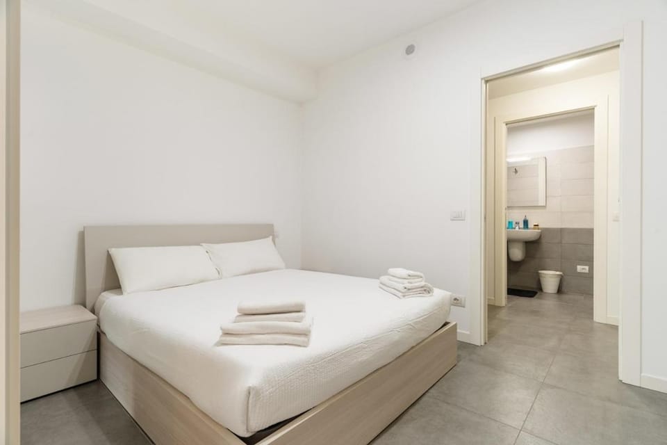 Bed, Bathroom, Photo of the whole room, Bedroom, towels