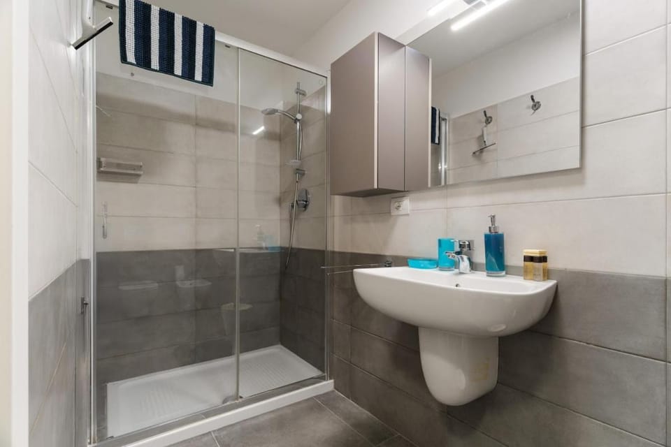 Shower, Bathroom, towels