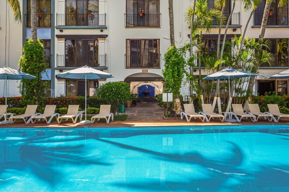 Property building, Day, Pool view, Swimming pool, Swimming pool, sunbed