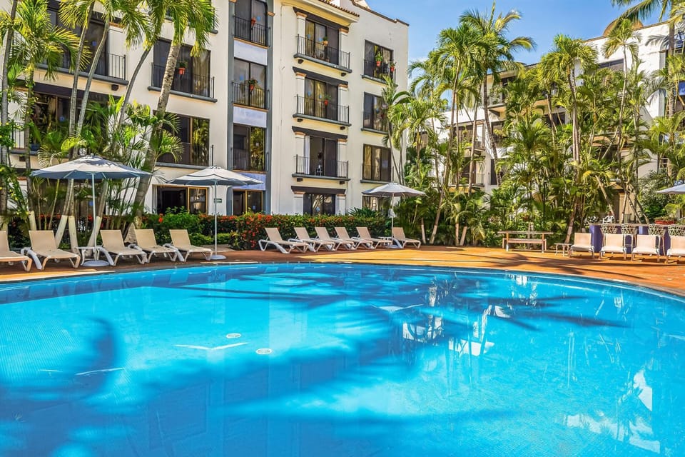 Property building, Day, Pool view, Swimming pool, Swimming pool, sunbed