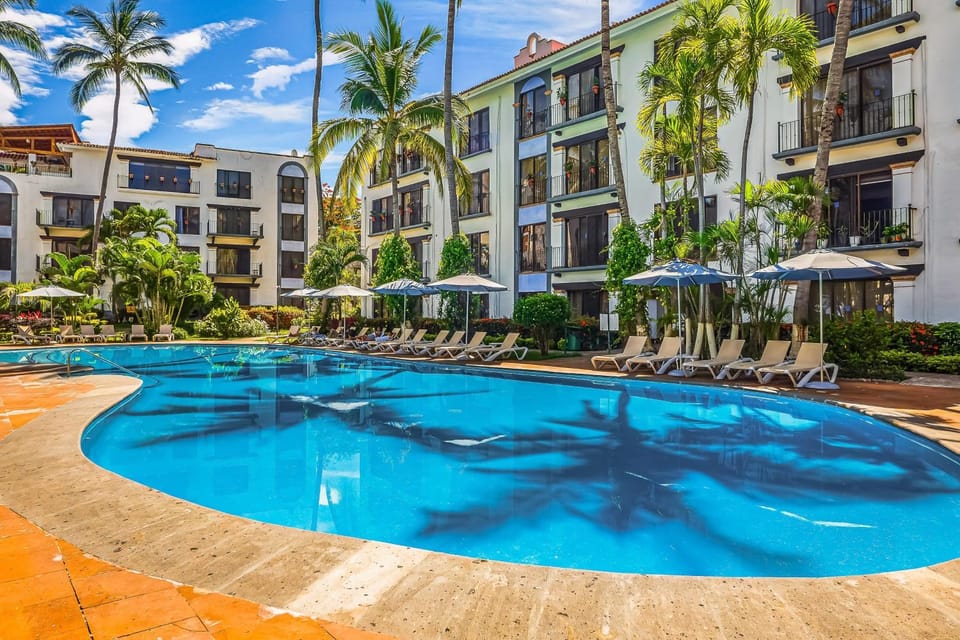 Property building, Day, Pool view, Swimming pool, Swimming pool, sunbed