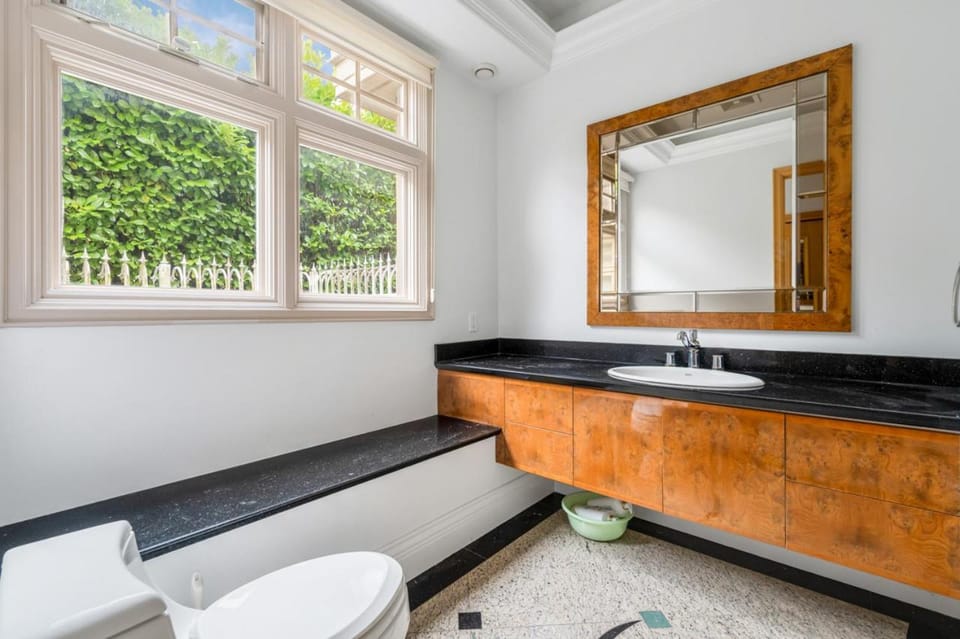 Easeful Room in Kerrisdale Near UBC and Transit Vacation rental in Vancouver