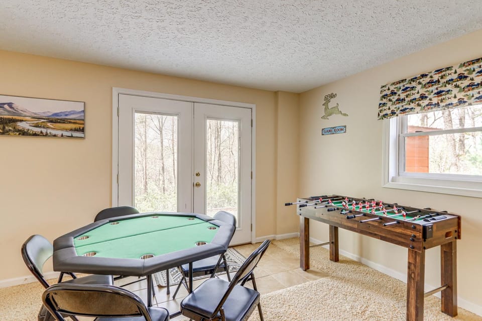 Sleeps 14 | Hot Tub, Game Room & 4 King Beds House in Georgia
