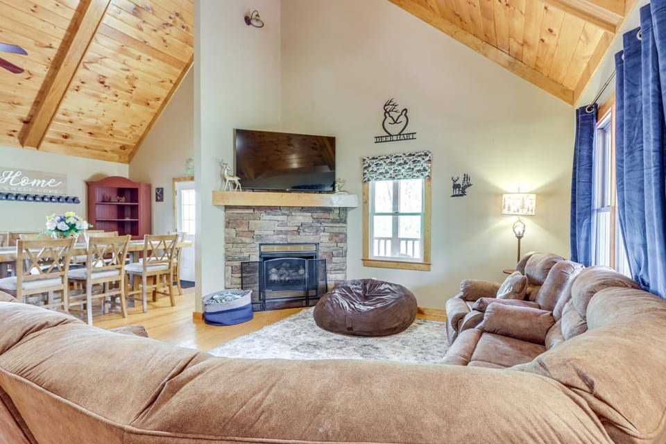 Sleeps 14 | Hot Tub, Game Room & 4 King Beds House in Georgia