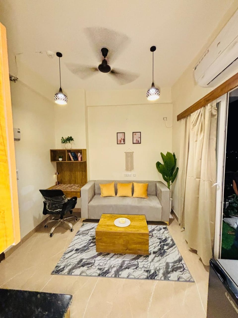 Hideout studio Cozy balcony & city view Noida Apartment in Noida