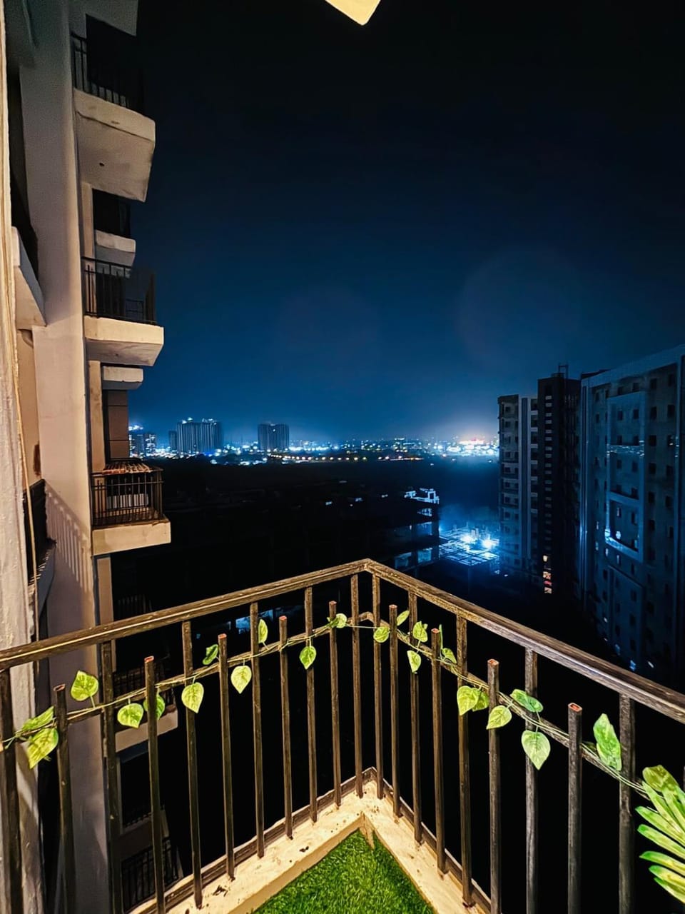 Hideout studio Cozy balcony & city view Noida Apartment in Noida