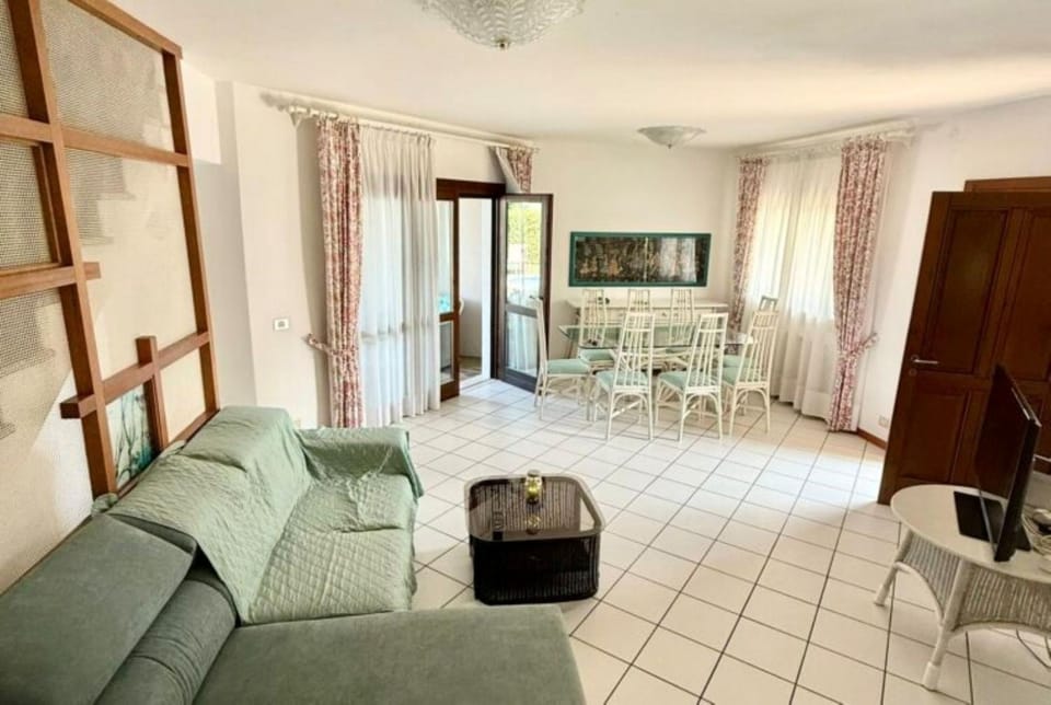 Communal lounge/ TV room, Living room, Seating area